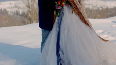 Gelin ve damat sarılıyor.