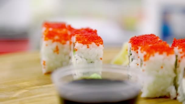 Sushi piros tojással a tetején — Stock videók