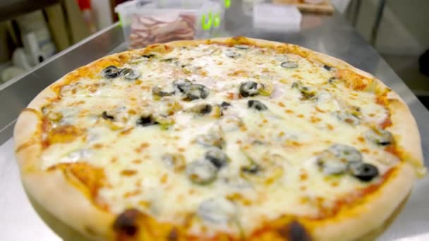 Pizza con rodajas de aceitunas — Vídeos de Stock