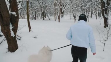 Kışın parkta köpekli bir kız