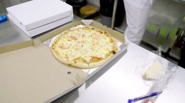 Pizza pişiriyorum. Yakın çekim.