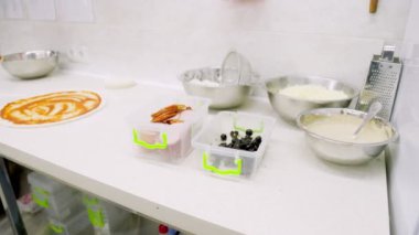 Pizza pişiriyorum. Yakın çekim.