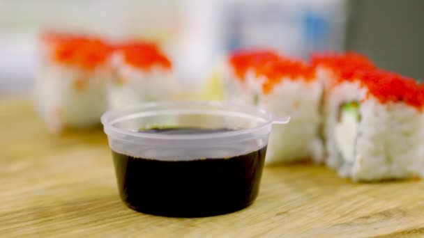Sushi med röda ägg ovanpå — Stockvideo