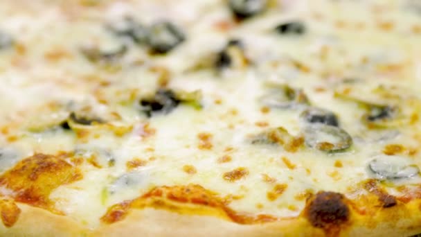 Піца зі скибочками оливок — стокове відео