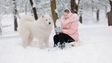 Köpekli Samoyed kız