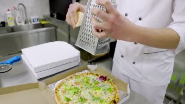 Pizza pişiriyorum. Yakın çekim.
