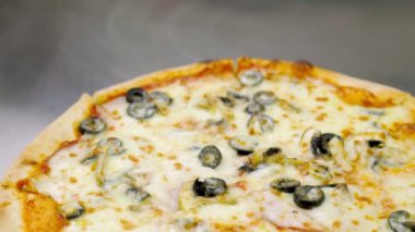 Zeytin dilimli pizza.
