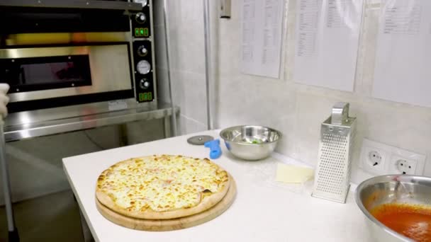 Gotowanie pizzy zbliżenie — Wideo stockowe