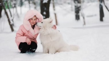 Parkta köpeği olan çocuk