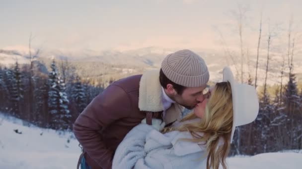 Paar küsst sich vor Bergkulisse — Stockvideo