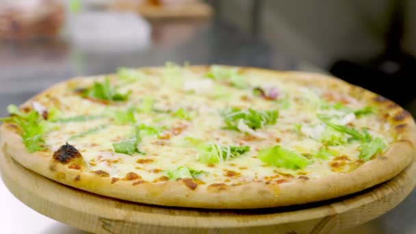 Pizza com ervas — Vídeo de Stock