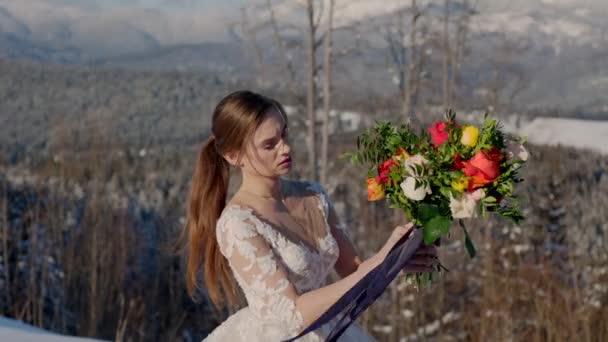 Bruid met een boeket bloemen — Stockvideo