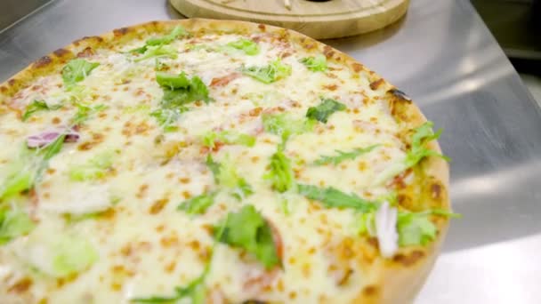 Pizza s bylinkami — Stock video