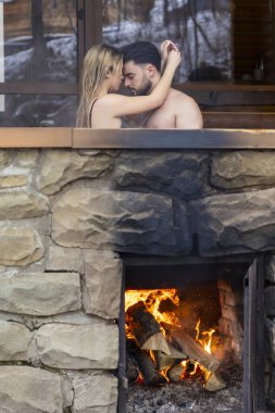 Bir fıçıda oturan çift.