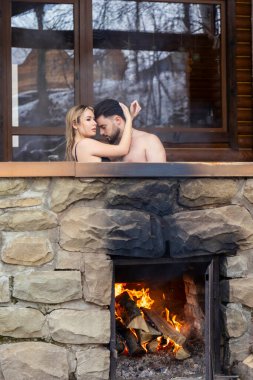 Bir fıçıda oturan çift.