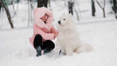 Parkta köpeği olan çocuk