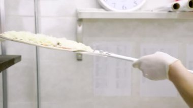 Pizzayı fırına koy.