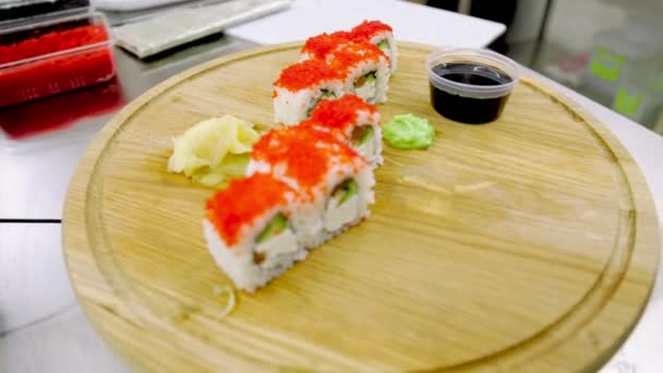 Sushi s červenými vejci navrchu — Stock video