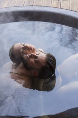 Fıçılarda oturan çift