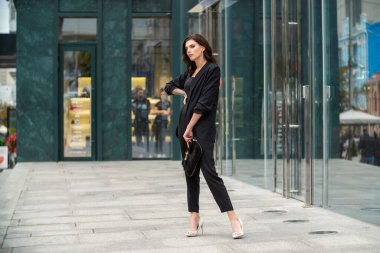 İş elbiseli kadın.