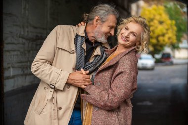 Yaşlı çift sarılıyor.