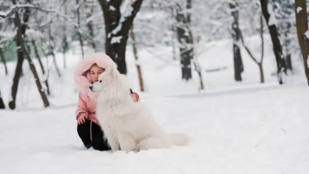 Barn med hund i parken — Stockvideo