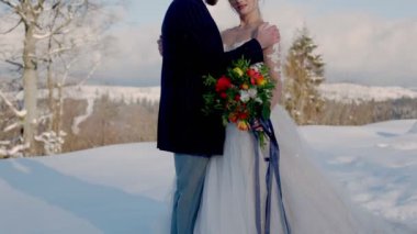 Gelin ve damat dağların arkasında.
