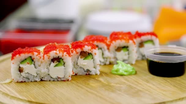 Sushi mit kleinem roten Kaviar darüber — Stockvideo