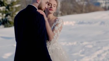 Gelin ve damat dağların arkasında.