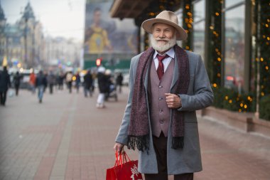 Sakallı büyükbaba sokakta yürüyor.