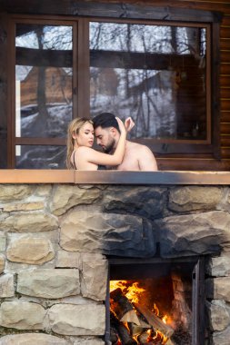 Bir fıçıda oturan çift.