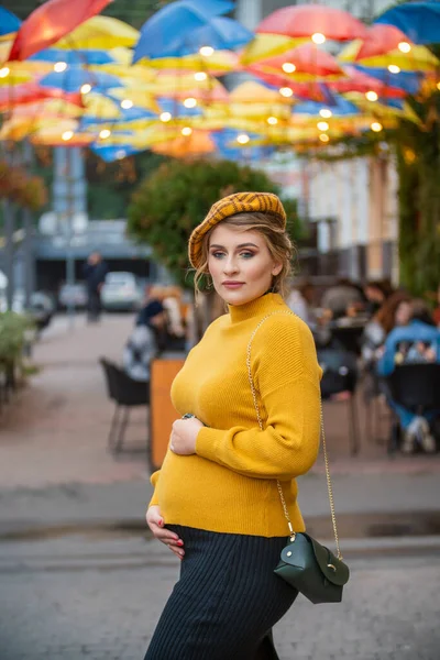 Mujer embarazada caminando en la calle — Foto de Stock