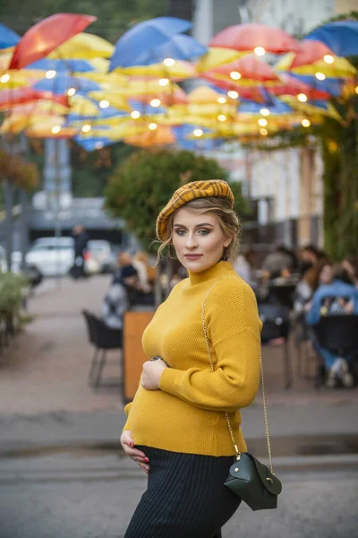 Mujer embarazada caminando en la calle — Foto de Stock