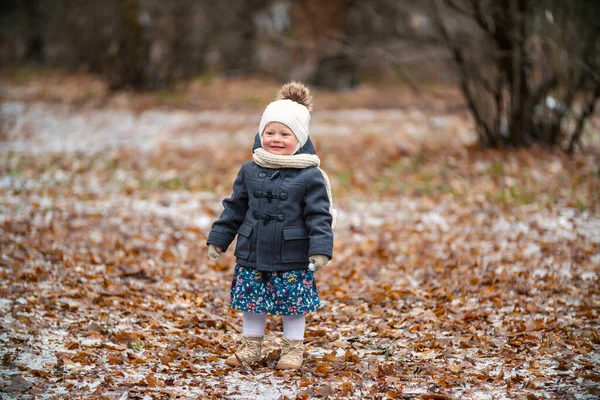 Het kind staat alleen in het park — Stockfoto