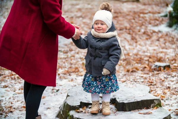 Mamma rätar ut döttrar jacka — Stockfoto