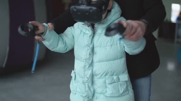Κορίτσι παίζει με γυαλιά εικονικής πραγματικότητας — Αρχείο Βίντεο