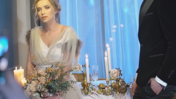 Sposa e sposo con bouquet — Video Stock