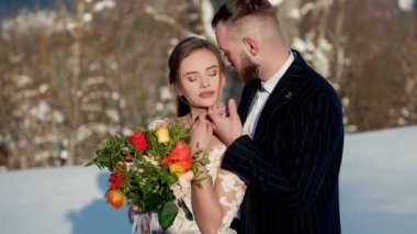 Gelin ve damat kışın doğada