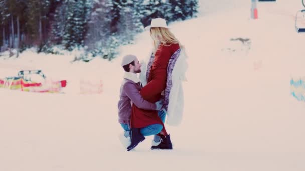 Para w zimie w górach — Wideo stockowe