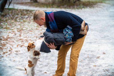 Baba kızıyla oynuyor.