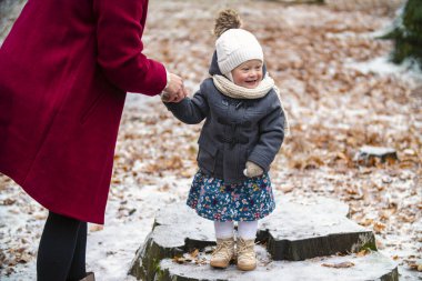 Annem kızının ceketini düzeltiyor.