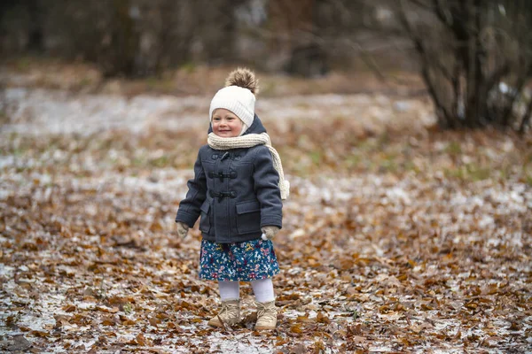 Barnet står ensam i parken — Stockfoto