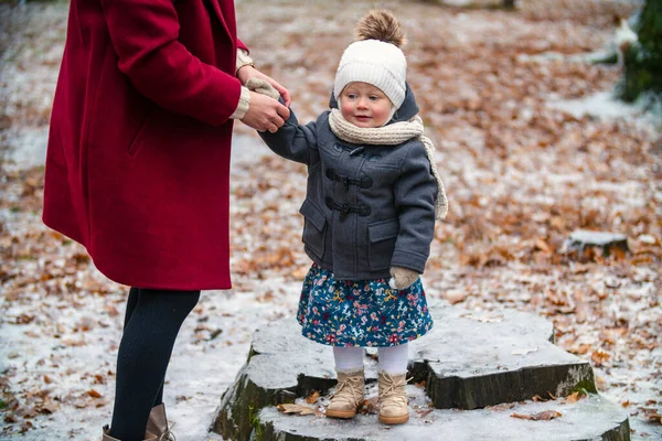 Mama prostuje kurtkę córek — Zdjęcie stockowe