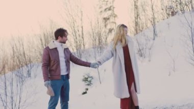 Kışın çiftler dağlarda