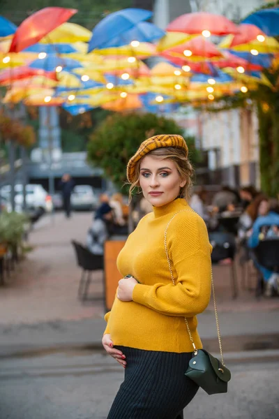 Mujer embarazada caminando en la calle — Foto de Stock