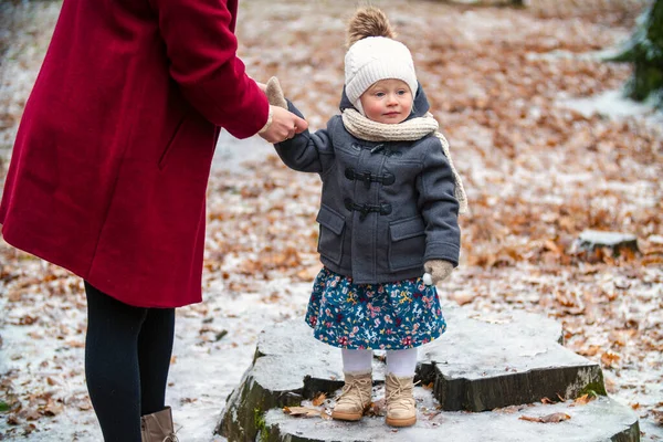 Mamá endereza hija chaqueta —  Fotos de Stock