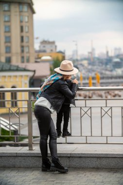 Anne ve kızı şehirde dolaşıyorlar.