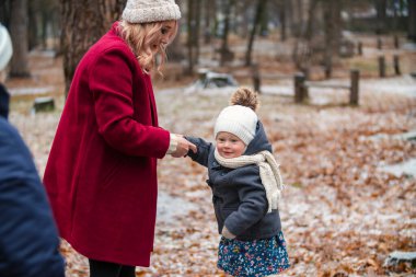 Annem kızının ceketini düzeltiyor.