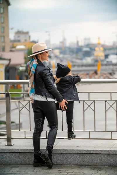 Mom and daughter walk around the city — Stock Photo, Image