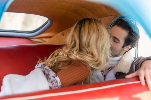 Couple assis sur le siège arrière d'une voiture — Photo